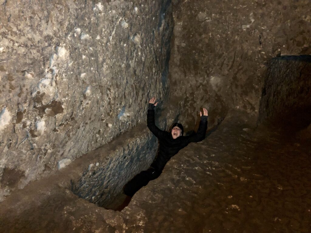 Article - A Grave in an Underground Cave